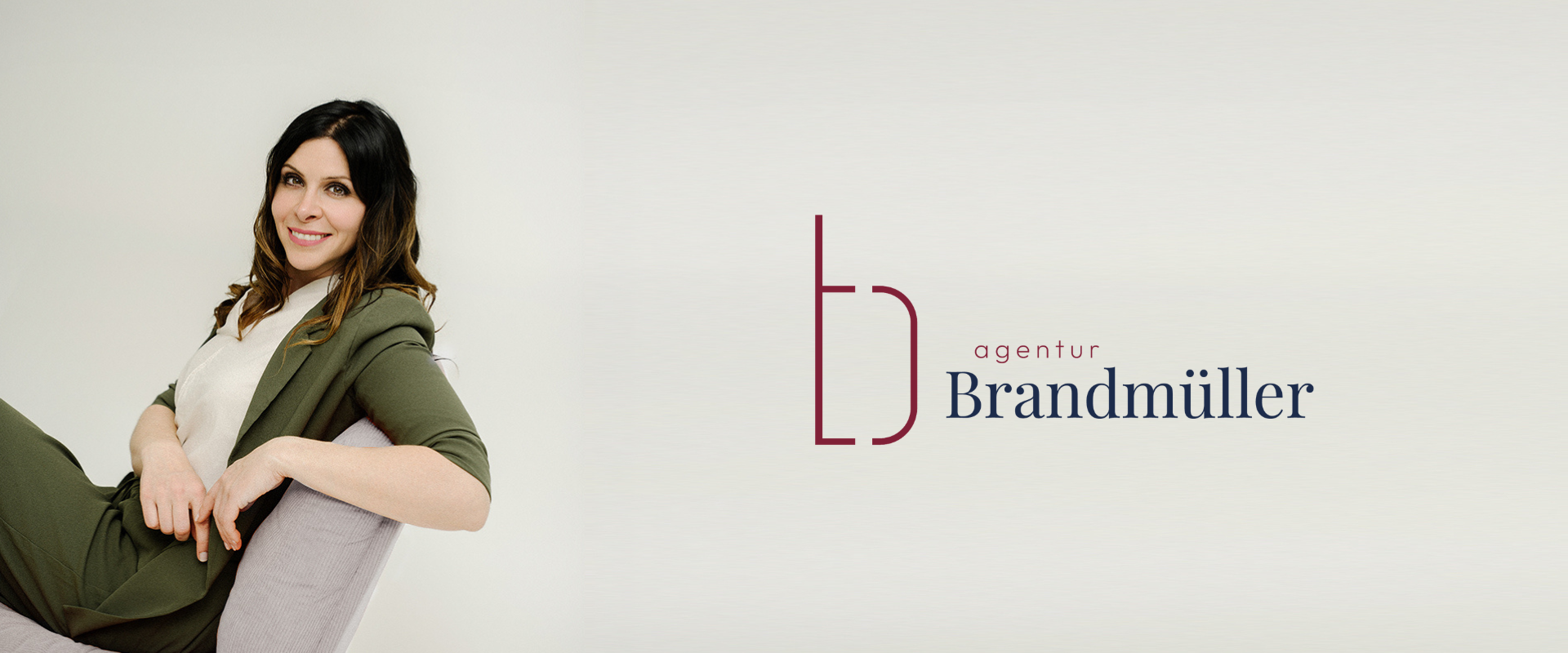 Logo von Agentur Brandmüller mit Foto von Geschäftsführerin Tina Brandmüller in querformat